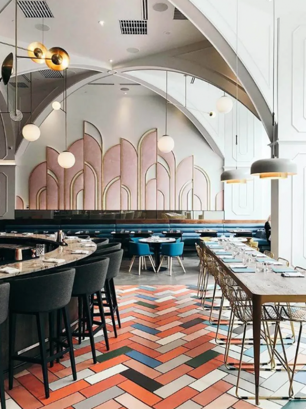 Cafe dengan sentuhan Art Deco, menggunakan warna-warna bold dan desain geometris